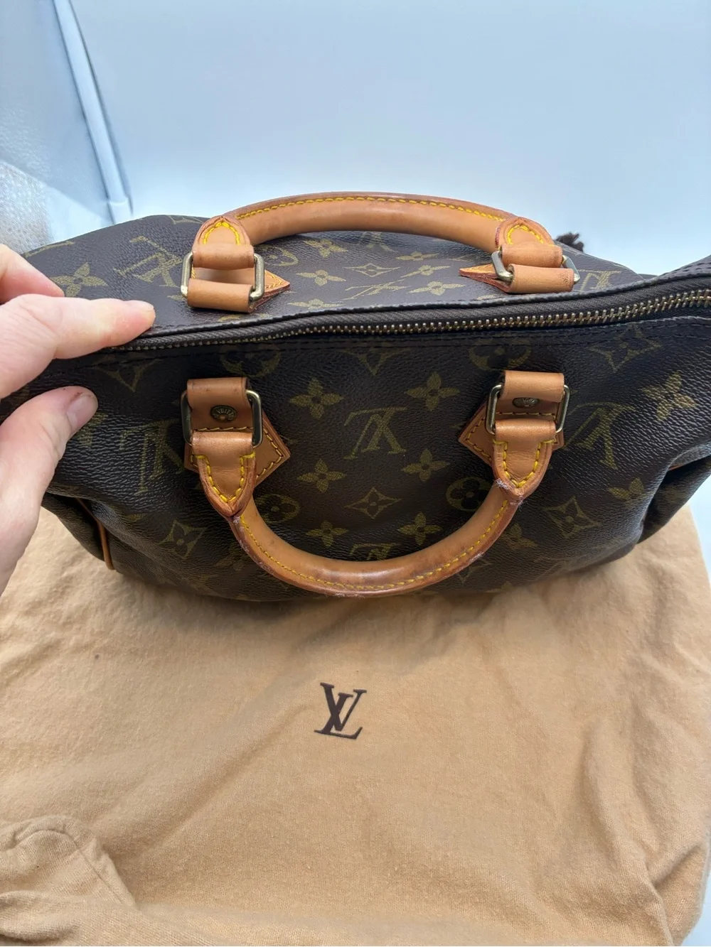 Louis Vuitton Monogram speedy 25 bag with LV dust bag & lock & key discontinued